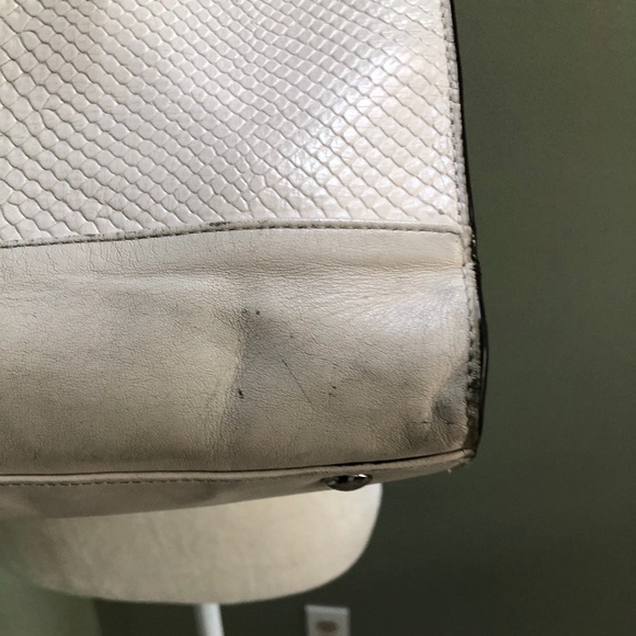 White Coach purse with snakeskin like detail - Picture 7 of 10
